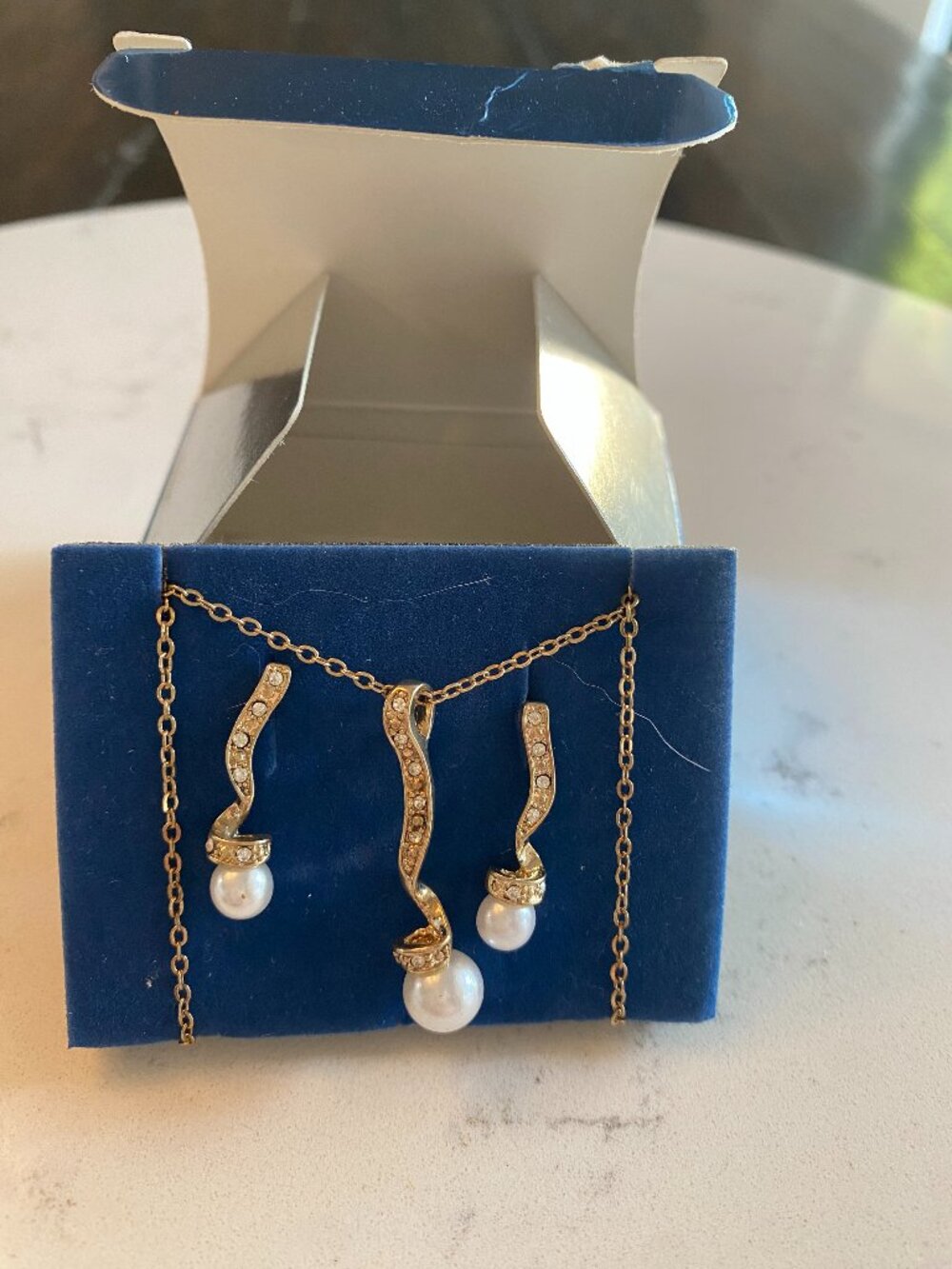 Avon Faux Pearl Drop Necklace Earring Gift Set Goldtone Rhinestone w/Box